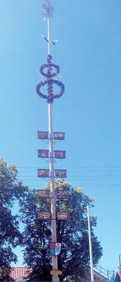 Kuchenverkauf beim Maibaumaufstellen